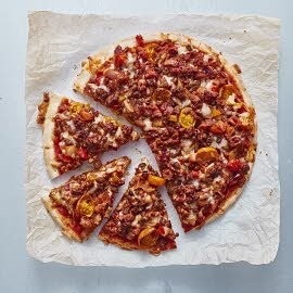Vegetariánská pizza – cherry rajčata a červená paprika